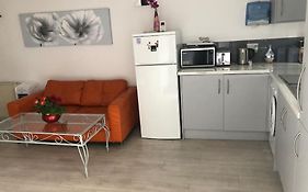 Private Entrance Studio , Garden And Free Parking